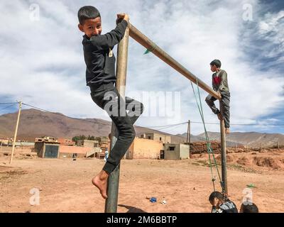 Marokko, Telouet, Kinder spielen Stockfoto