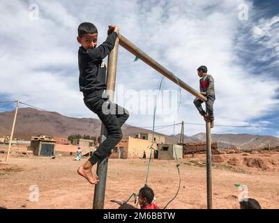 Marokko, Telouet, Kinder spielen Stockfoto