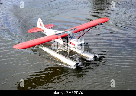 Ein Alaska-Wasserflugzeug treibt auf dem Chena River und macht sich bereit für den Start. Stockfoto