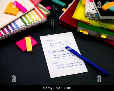 Lernen neue Sprache Wörter oft auf das Notizbuch zu schreiben; Spanisch Stockfoto