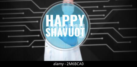 Text mit Inspiration Happy Shavuot. Ein Wort für jüdischen Feiertag zum Gedenken an die Enthüllung der zehn Gebote Stockfoto