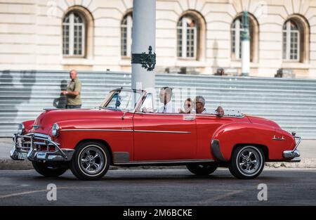Red Oldtimer Cabriolet reist in Havanna Kuba Stockfoto