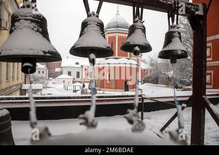Moskau, Russland. 3. Januar 2023. Blick auf den Glockenturm und die Kathedrale des Heiligen Petrus, der Metropole Moskau und ganz Russland im Kloster Vysokopetrovsky in Moskau, Russland. Nikolay Vinokurov/Alamy Live News Stockfoto