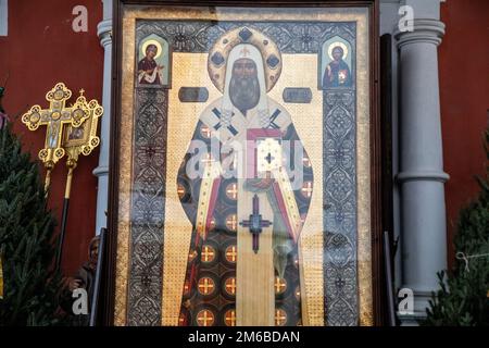 Moskau, Russland. 3. Januar 2023. Blick auf eine Ikone von St. Peter, Metropolitan von Moskau und ganz Russland, während einer religiösen Prozession an seinem 696. Todestag, im Vysokopetrovsky Kloster in der Innenstadt von Moskau, Russland. Nikolay Vinokurov/Alamy Live News Stockfoto