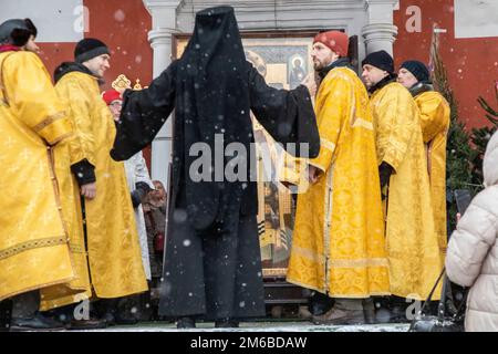Moskau, Russland. 3. Januar 2023. Die Priester des Vysokopetrovsky-Klosters tragen in der Petrovka-Straße in der Innenstadt von Moskau, Russland, ein Symbol des Petersdoms, der Metropolitaner von Moskau und ganz Russland. Nikolay Vinokurov/Alamy Live News Stockfoto