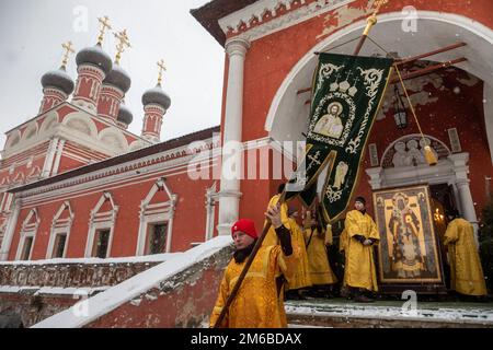 Moskau, Russland. 3. Januar 2023. Die Priester des Vysokopetrovsky-Klosters tragen in der Petrovka-Straße in der Innenstadt von Moskau, Russland, ein Symbol des Petersdoms, der Metropolitaner von Moskau und ganz Russland. Nikolay Vinokurov/Alamy Live News Stockfoto