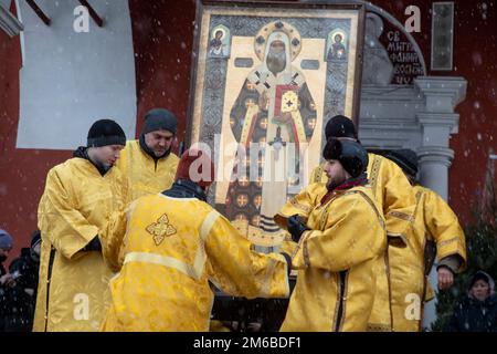 Moskau, Russland. 3. Januar 2023. Die Priester des Vysokopetrovsky-Klosters tragen in der Petrovka-Straße in der Innenstadt von Moskau, Russland, ein Symbol des Petersdoms, der Metropolitaner von Moskau und ganz Russland. Nikolay Vinokurov/Alamy Live News Stockfoto