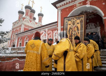 Moskau, Russland. 3. Januar 2023. Die Priester des Vysokopetrovsky-Klosters tragen in der Petrovka-Straße in der Innenstadt von Moskau, Russland, ein Symbol des Petersdoms, der Metropolitaner von Moskau und ganz Russland. Nikolay Vinokurov/Alamy Live News Stockfoto