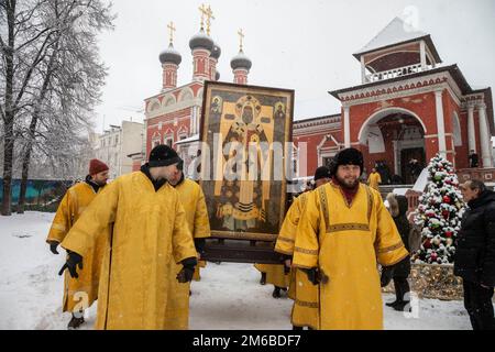 Moskau, Russland. 3. Januar 2023. Die Priester des Vysokopetrovsky-Klosters tragen in der Petrovka-Straße in der Innenstadt von Moskau, Russland, ein Symbol des Petersdoms, der Metropolitaner von Moskau und ganz Russland. Nikolay Vinokurov/Alamy Live News Stockfoto