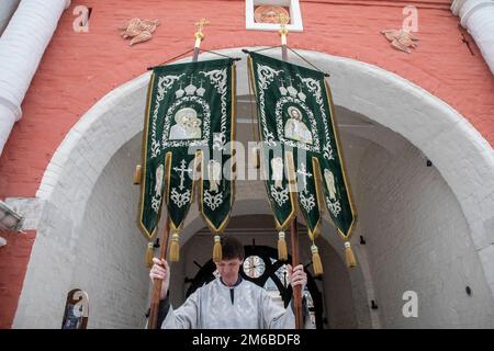 Moskau, Russland. 3. Januar 2023. Die Priester des Vysokopetrovsky-Klosters tragen in der Petrovka-Straße in der Innenstadt von Moskau, Russland, ein Symbol des Petersdoms, der Metropolitaner von Moskau und ganz Russland. Nikolay Vinokurov/Alamy Live News Stockfoto