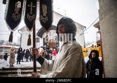 Moskau, Russland. 3. Januar 2023. Die Priester des Vysokopetrovsky-Klosters tragen in der Petrovka-Straße in der Innenstadt von Moskau, Russland, ein Symbol des Petersdoms, der Metropolitaner von Moskau und ganz Russland. Nikolay Vinokurov/Alamy Live News Stockfoto