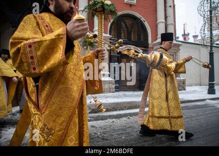 Moskau, Russland. 3. Januar 2023. Die Priester des Vysokopetrovsky-Klosters tragen in der Petrovka-Straße in der Innenstadt von Moskau, Russland, ein Symbol des Petersdoms, der Metropolitaner von Moskau und ganz Russland. Nikolay Vinokurov/Alamy Live News Stockfoto