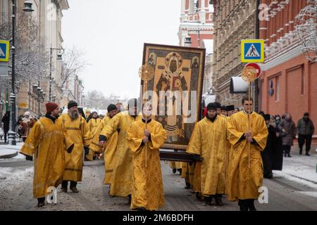 Moskau, Russland. 3. Januar 2023. Die Priester des Vysokopetrovsky-Klosters tragen in der Petrovka-Straße in der Innenstadt von Moskau, Russland, ein Symbol des Petersdoms, der Metropolitaner von Moskau und ganz Russland. Nikolay Vinokurov/Alamy Live News Stockfoto