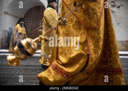 Moskau, Russland. 3. Januar 2023. Die Priester des Vysokopetrovsky-Klosters tragen in der Petrovka-Straße in der Innenstadt von Moskau, Russland, ein Symbol des Petersdoms, der Metropolitaner von Moskau und ganz Russland. Nikolay Vinokurov/Alamy Live News Stockfoto