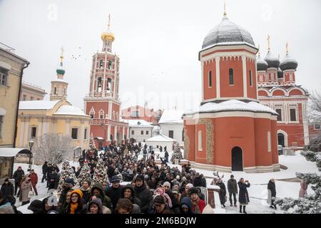 Moskau, Russland. 3. Januar 2023. Gläubige nehmen am Tag des 696. Todestages von St. Peter, Metropolitan von Moskau und ganz Russland, am Vysokopetrovsky-Kloster im Abgrund von Moskau, Russland, an einer religiösen Prozession Teil. Nikolay Vinokurov/Alamy Live News Stockfoto