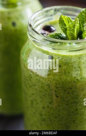 Grünen Smoothie in der Dose Stockfoto