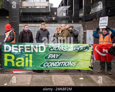 RMT-Zugfahrer, Streikzug vor dem Bahnhof St. Pancras, 2023. Januar, London, Großbritannien. Stockfoto