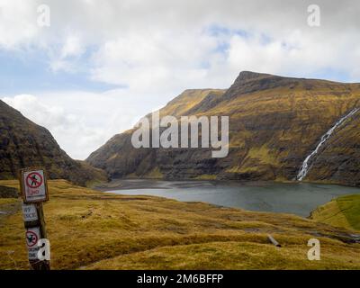 Saksun schwarze Sandlagune unter den Bergen und dem Wasserfall Stockfoto