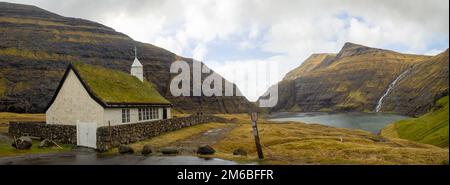 Saksun Turf überdachte Kirche an der schwarzen Sandtidlagune Stockfoto