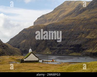 Saksun Turf überdachte Kirche an der schwarzen Sandtidlagune Stockfoto