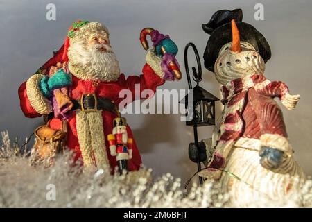 Weihnachtsmann und Schneemannfiguren in Osceola, Wisconsin, USA. Stockfoto