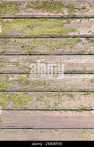 Alte grüne rissige Farbe auf Holz Hintergrund Stockfoto