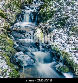 Die Strömung des Wassers im Frühjahr von Eiszapfen und Eis Stockfoto