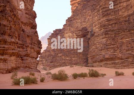 Wadi Rum Desert, Jordanien. Die rote Wüste und der Berg Jabal Al Qattar Felsen Stockfoto