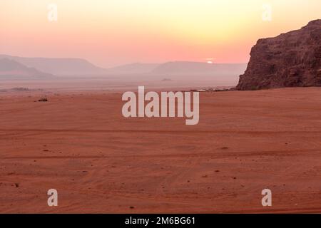 Jordan, Wadi Rum Sun erscheint über dem Horizont, Sonnenaufgang in der Wüste Stockfoto