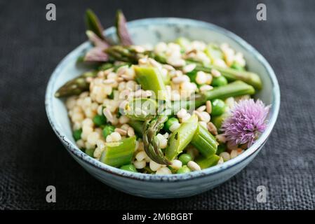 Frühlingssalat mit Spargel, Erbsen und Perlen-Couscous Stockfoto