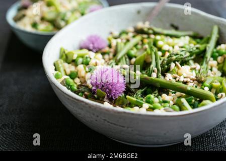 Frühlingssalat mit Spargel, Erbsen und Perlen-Couscous Stockfoto