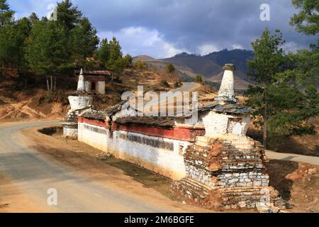 Buddhistische Wand auf der Straße in Wangdue Phodrang Tal, Bhutan Stockfoto