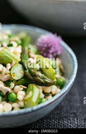 Frühlingssalat mit Spargel, Erbsen und Perlen-Couscous Stockfoto
