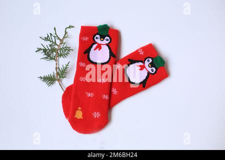 Weihnachtssocken mit Pinguin auf weißem Hintergrund. Weihnachten Winter warme Socken isoliert auf Weiß. Weihnachtsstrumpf Stockfoto