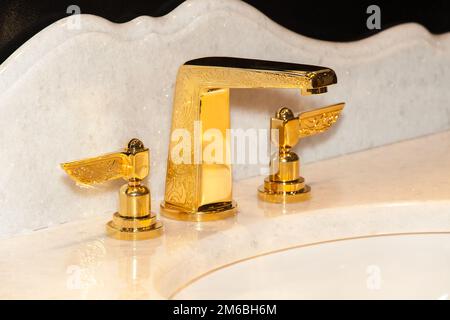 Gold Wasserhahn im Badezimmer Stockfoto