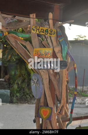 Bemaltetes Treibholz in einer Tiki Bar Stockfoto