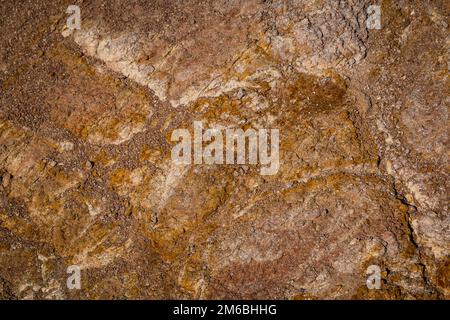 Der strukturierte Hintergrund mit harten Felswänden hat einen alten, rostigen Grunge-Effekt, der perfekt für eine abstrakte Verwendung auf der Rückseite anderer Bildelemente geeignet ist. Stockfoto