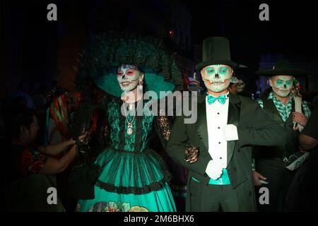 Ein als Catrina und Catrín verkleidetes Paar nimmt an der Catrina Parade von Merida Teil, die Teil des Festivals de las Ánimas, Mérida, Yucatán, Mexiko ist Stockfoto