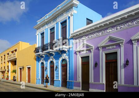 Hell bemalte Häuser aus der spanischen Kolonialzeit auf der Calle 59, einer berühmten Straße in Merida Centro, Yucatan, Mexiko Stockfoto