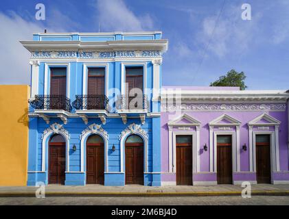 Hell bemalte Häuser aus der spanischen Kolonialzeit auf der Calle 59, einer berühmten Straße in Merida Centro, Yucatan, Mexiko Stockfoto