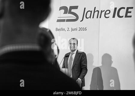 Deutsche Bahn: Verkehrsminister Alexander Dobrindt anlässlich 25 Jahre EISZÜGE in Deutschland Stockfoto