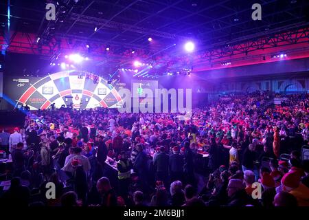 Allgemeiner Überblick über die Fans vor dem Finale der Cazoo World Darts Championship im Alexandra Palace, London. Foto: Dienstag, 3. Januar 2023. Stockfoto