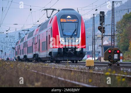 Ein Klasse 445 Regional Express (445 043), Bombardier TWINDEXX, fährt durch Gemuenden Stockfoto