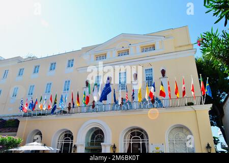 Flaggen fliegen am Palast in Monaco. Stockfoto