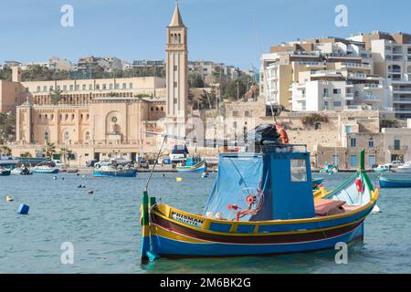 Maltesisches Fischerboot, luzzu, im Hafen von Marsaskala, Malta, Europa Stockfoto