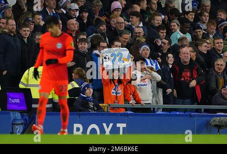 Brighton und Hove Albion Fans feiern, nachdem Kaoru Mitoma während des Premier League-Spiels im Goodison Park, Liverpool, das erste Tor ihrer Seite erzielt hat. Foto: Dienstag, 3. Januar 2023. Stockfoto