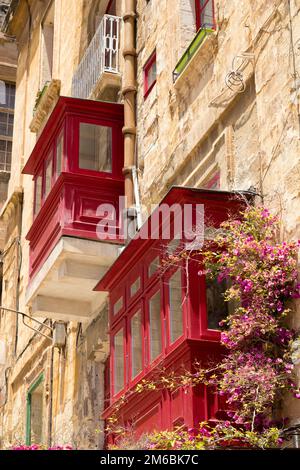 Rote traditionelle maltesische Holzbalkone in Valletta Stockfoto