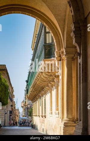 Maltesischer Balkon mit wunderschönem Kalksteinbogen und Schnitzereien. Stockfoto