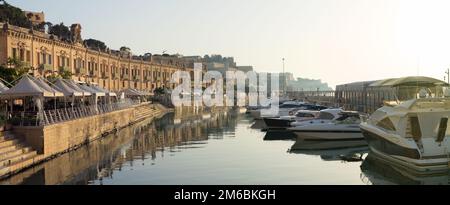 Panoramablick auf den Hafen von Valletta im Sommer am frühen Morgen Stockfoto