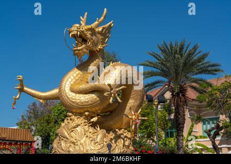 Hai Leng Ong Statue Golden Dragon Monument in Phuket Stadt in Thailand Stockfoto